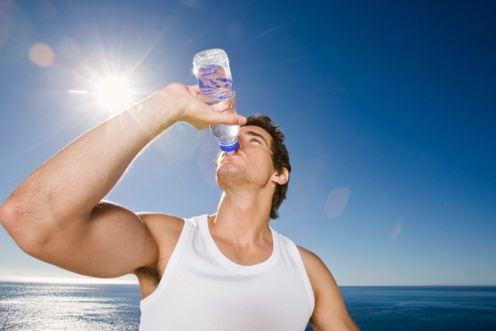 Boire plus d’eau pour perdre du poids : mythe ou réalité ?